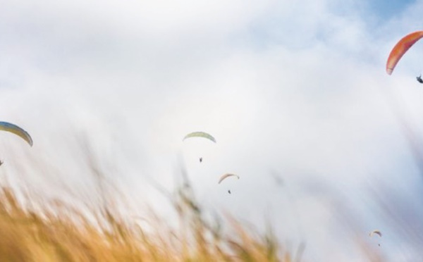 Le parapente comme remède à l'étouffante densité hongkongaise