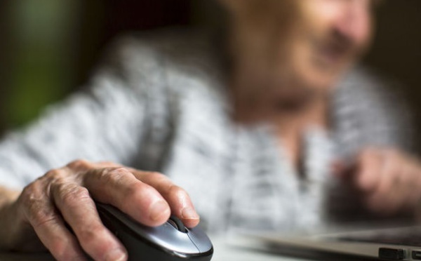 Les internautes plus âgés partagent davantage d'infox