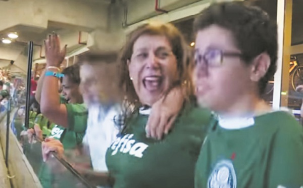 “Buuuut!”: Une Brésilienne commente les matchs de foot pour son fils aveugle