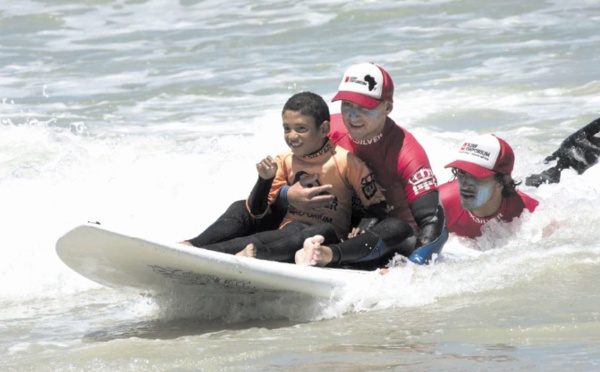 Au Cap, des blessés de la vie apprennent à "voler" sur les vagues