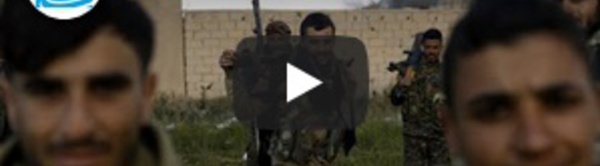 Des combattants du groupe EI se rendent aux forces arabo-kurdes à Baghouz, dans l'est de la Syrie