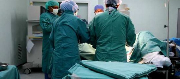 Un staff médical réussit à Ouarzazate une opération d’ablation d’un ver filiforme d’un œil d’un enfant