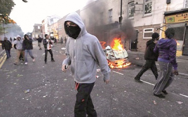 Violences urbaines en Angleterre : Retour à un calme précaire à Londres