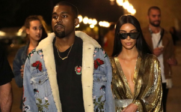Kim Kardashian et Kanye West vendent des Yeezy en pleine rue pour la bonne cause