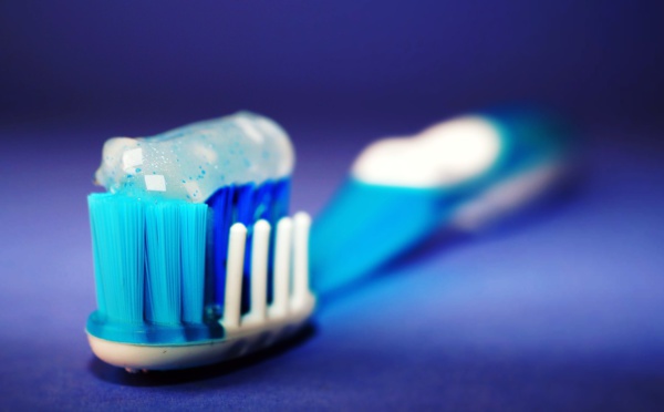 Le dentifrice, garantie d’une bonne hygiène bucco-dentaire et danger pour la santé