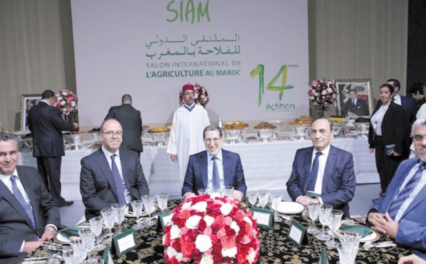 S.M le Roi offre un dîner en l'honneur des invités et participants au SIAM