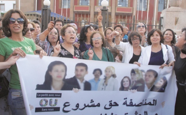 Le mouvement féminin manifeste devant le Parlement au nom de la parité : Stop à l'exclusion organisée par la loi