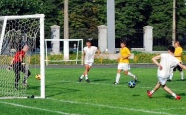 En Ukraine, des étudiants inventent le football avec deux ballons