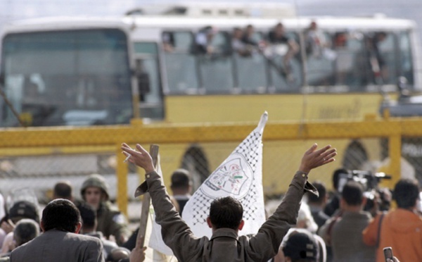 Les 450 premiers détenus quitteront leurs geôles au même moment que Gilad Shalit : Accord entre Israël et Hamas pour la libération de 1.027 détenus palestiniens