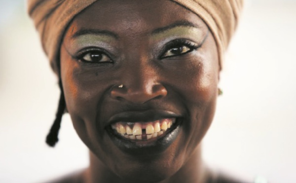 Après un Grammy Award, l’Ivoirienne Dobet Gnahoré veut séduire son pays
