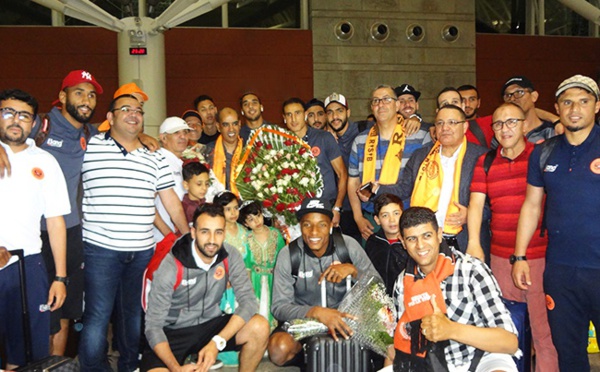 Les joueurs de la RSB accueillis en héros à l’aéroport d’Oujda-Angad