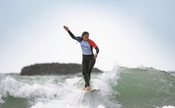 Le longboard, cette sensation extra de marcher sur l'eau en surfant sur les vagues