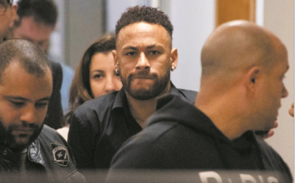 Saison terminée pour Neymar entendu par la police dans une affaire de viol