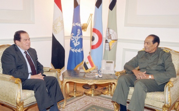 Les généraux égyptiens sous la pression de la place Tahrir :  Ganzouri pour former un gouvernement de “salut national”