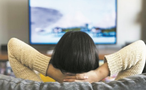 Dormir devant la télévision fait grossir