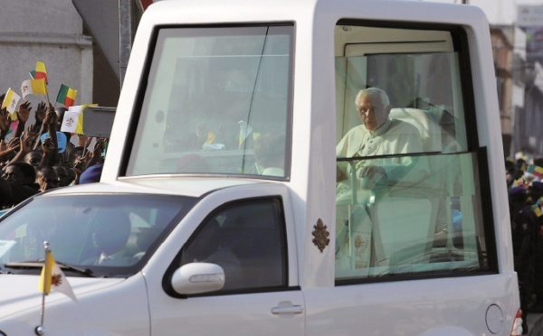 Le Pape confondu pour ne pas avoir mis sa ceinture : Amende irrévérencieuse