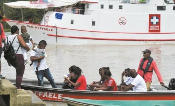 Un hôpital flottant défie les eaux troublées du littoral Pacifique colombien