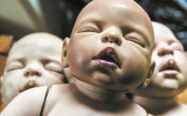 Des “bébés robots” pour décourager les grossesses précoces en Colombie