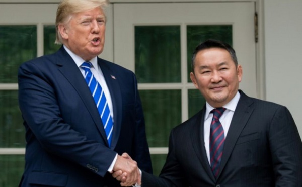Insolite : Le fils de Trump se voit offrir un cheval de Mongolie