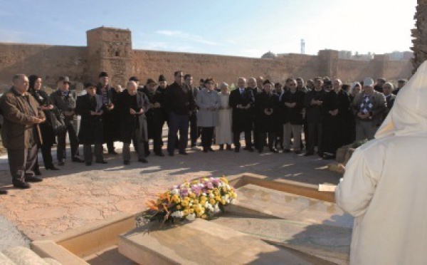 Recueillement sur la tombe de Abderrahim Bouabid