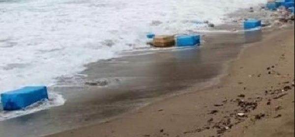 Trois tonnes de cocaïne retrouvées sur la plage de Sidi Rahal