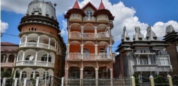 Les “palais roms”, un phénomène architectural qui déconcerte en Roumanie