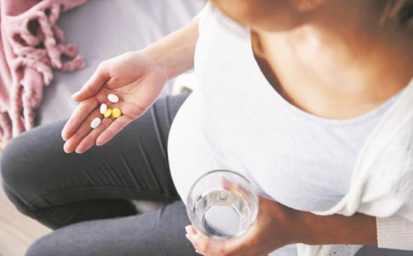 Les femmes enceintes prennent encore trop de médicaments