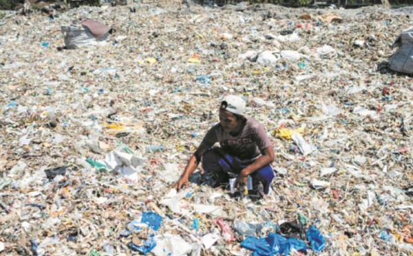 Les montagnes de déchets importés, “trésor” d'un village d'Indonésie