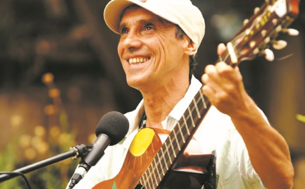 Vingt ans après le succès de “Clandestino”, Manu Chao sort trois inédits