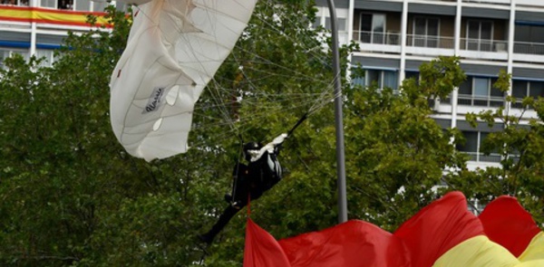 Insolite : Un parachutiste heurte un lampadaire en plein défilé militaire