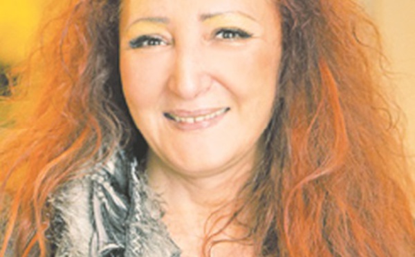 Bouthaïna Azami tient sa première exposition individuelle