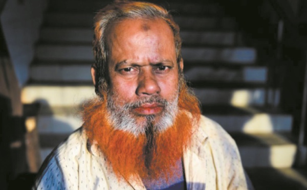 Au Bangladesh, les barbes orange font fureur