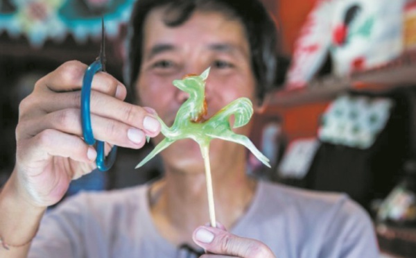 Sur une île de Hong Kong, un confiseur vit son rêve d'enfant