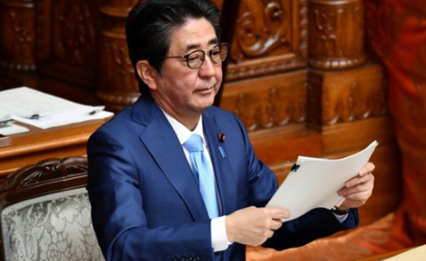 Shinzo Abe, une longévité  record sans successeur en vue