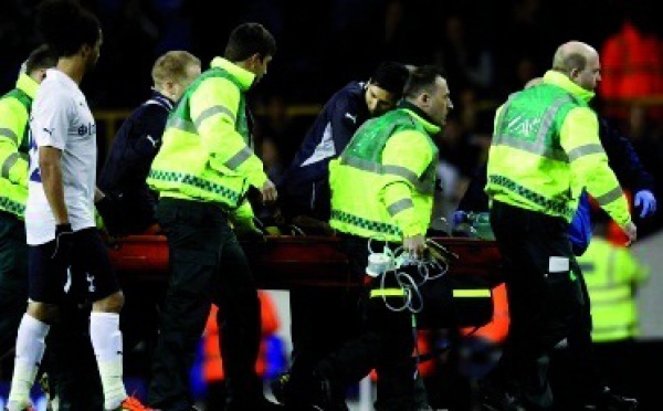 Fabrice Muamba entre la vie et la mort : Le joueur de Bolton s'est effondré inanimé sur la pelouse de Tottenham