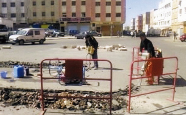 Casablanca en proie à l’incivilité de ses résidents : Un mécanicien construit son propre rond-point à Sidi Bernoussi