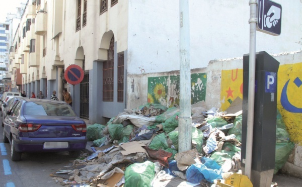 La folie furieuse du tenancier du café de l’Espace Sekkala : Des tonnes d’ordures pour empêcher le déroulement du Festival “Printemps Sidi Belyout”