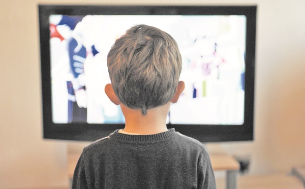 L’écran assassin : Télé, téléphone portable et autres tablettes nuisent gravement à l’équilibre mental de l’enfant
