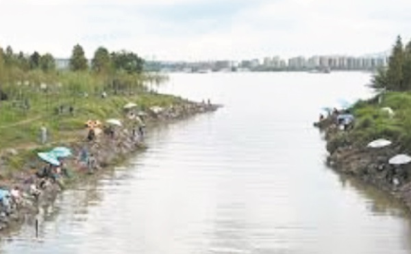 Sur les bords du Yangtsé, des “guerriers” contre l'eau qui tue