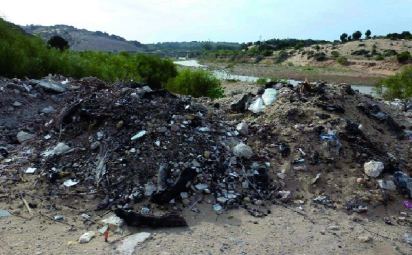 Essaouira collectionne les crimes écologiques  : L’embouchure d’Oued L’ksob transformée en égout à ciel ouvert