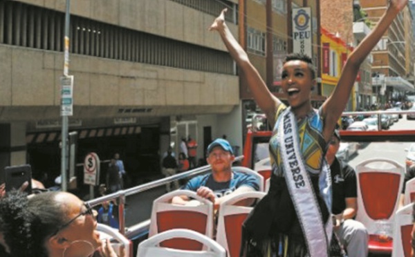 De retour en Afrique du Sud, Miss Univers “inspire” les jeunes Noires