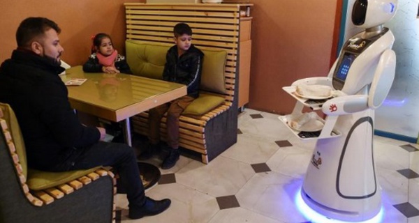 Insolite : Robot-serveuse à Kaboul