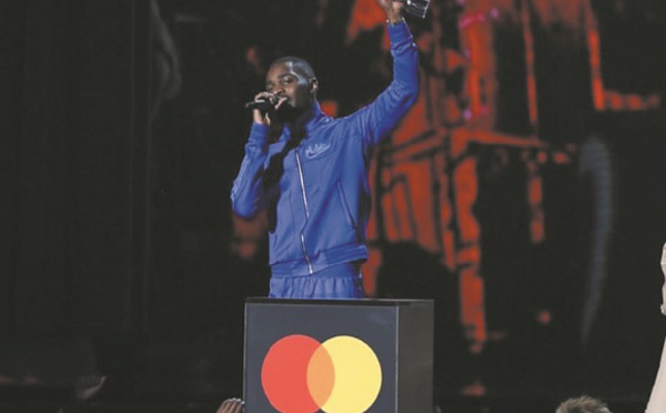 L'album engagé du rappeur Dave rafle la mise aux Brit Awards