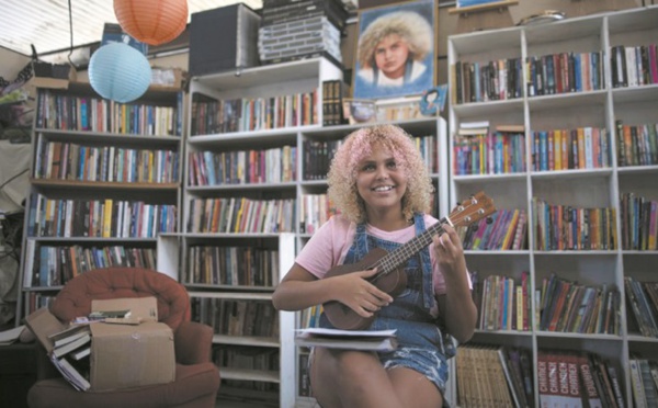 À 12 ans, elle transmet sa passion des livres dans une favela de Rio