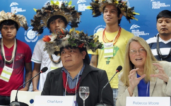 Rio+20: les plumes des Indiens remplacent celles du carnaval au sambodrome