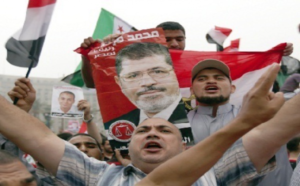 L’Egypte sous tension :  Mohammad Morsi et Ahmad Chafik revendiquent chacun la victoire