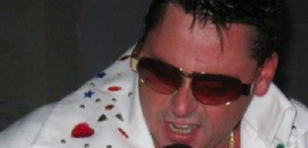 Un sosie d'Elvis donne un concert depuis sa fenêtre