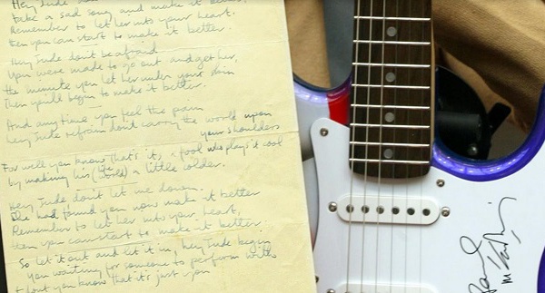 Les paroles manuscrites du “Hey Jude” des Beatles vendues 910.000 dollars
