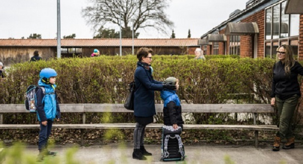 Après un mois loin des salles de classe, les jeunes Danois reprennent le chemin de l'école
