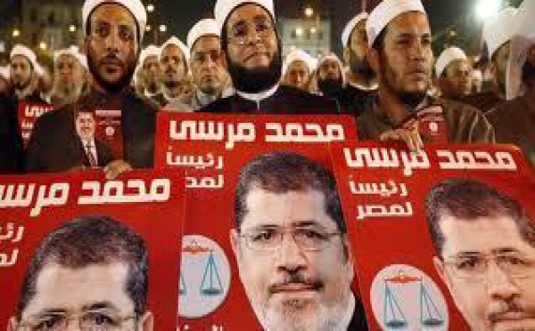 Egypte: Mohamed Morsi dit respecter l’annulation du décret présidentiel